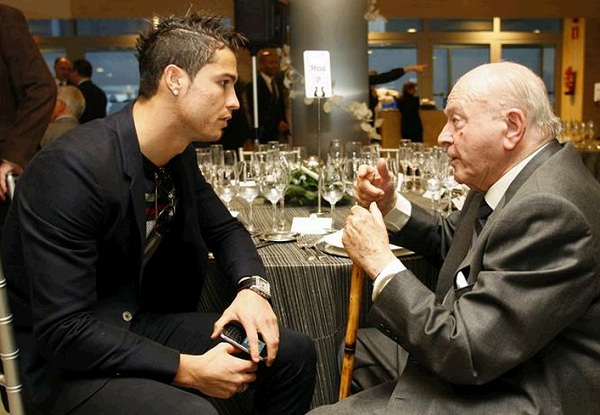 Ronaldo pays his respects to the old hero of the Bernabeu